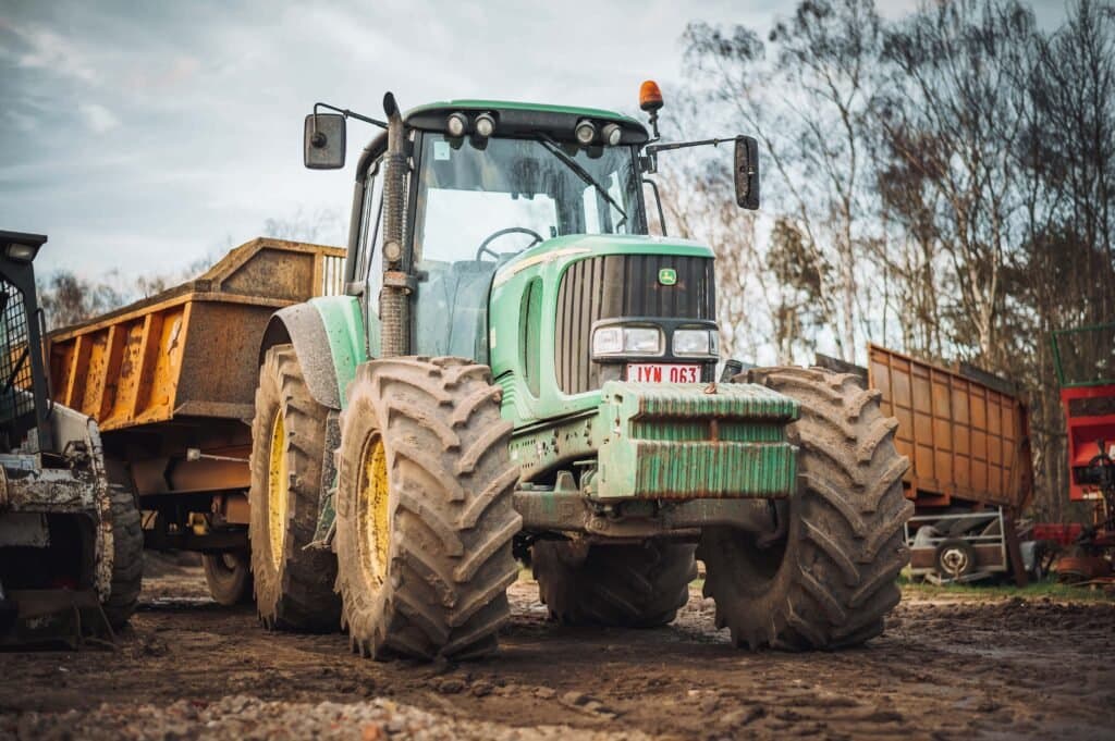 Groene tractor van Loonbedrijf Buntinx op het erf